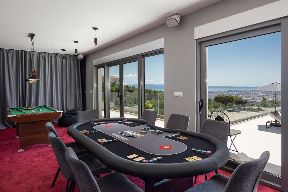 Poker stol uz staklenu stijenu